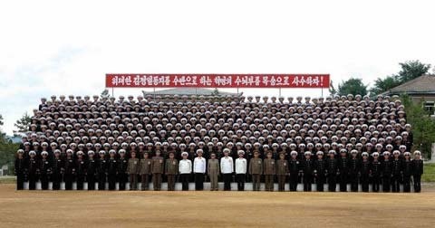 Bức ảnh này, được KCNA công bố ngày 13/9/2009, chụp ông Kim Jong-il (giữa, đeo kính) và Đơn vị Phối hợp 597 của Hải quân.